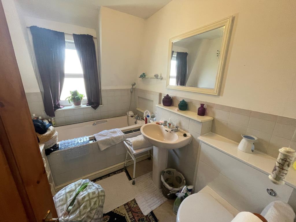 Lot: 129 - FREEHOLD BLOCK OF THREE FLATS FOR INVESTMENT - Maisonette's bathroom with W.C.